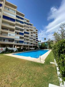 ein großes Apartmenthaus mit großem Pool in der Unterkunft Vacaciones en la Costa del Sol in Torremolinos