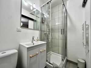 uma casa de banho com um chuveiro, um lavatório e um WC. em Superbe appartement au Centre ville/Balcon em Valence