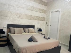ein Schlafzimmer mit einem großen Bett mit zwei Kissen darauf in der Unterkunft casa gold in Neapel