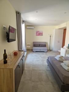 - un salon avec deux lits et un canapé dans l'établissement Ermou studio apartment, à Athènes