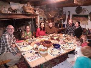 een groep mensen die rond een tafel zitten te eten bij Cascina Gervasoni in Madonna della Costa