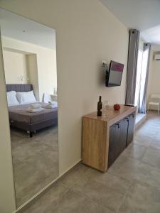 1 dormitorio con cama y espejo en Ermou studio apartment en Atenas