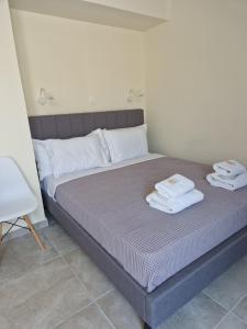 1 dormitorio con 1 cama con toallas en Ermou studio apartment en Atenas