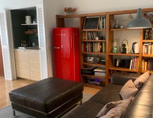 sala de estar con nevera roja y sofá en Apartamento en el Centro, en Sevilla