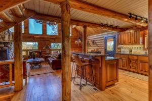 una cucina in stile baita e un soggiorno con una grande isola di 218 Buttress Ave a Pagosa Springs