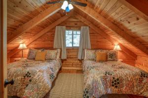 - une chambre avec 2 lits dans une cabane en rondins dans l'établissement 880 Harman Ave, à Pagosa Springs