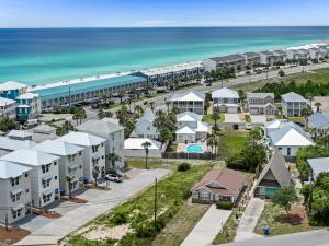 una vista aérea de un complejo con la playa en 117 Palm Beach Dr - Palm Breezy, en Panama City Beach