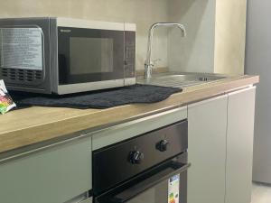 eine Mikrowelle auf einer Küchentheke in der Unterkunft casa gold in Neapel