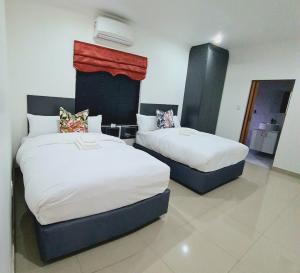 1 dormitorio con 2 camas con sábanas blancas en Maison Akiba en Pretoria
