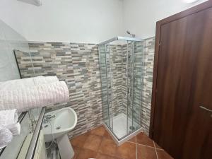 uma casa de banho com um chuveiro e um lavatório. em Bed and Breakfast Soleil em Caltanissetta