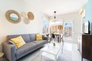 uma sala de estar com um sofá e uma mesa em Coastal Paradise & Cozy Home with a 150m from the Beach! em Cambrils