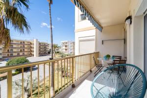 balkon ze stołem i krzesłem w obiekcie Coastal Paradise & Cozy Home with a 150m from the Beach! w mieście Cambrils