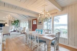 费南迪纳比奇Secluded Birders Paradise Fishing Dock and Fire Pit的有桌子和椅子的餐厅