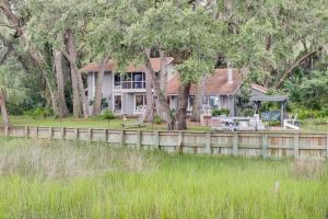 Secluded Birders Paradise Fishing Dock and Fire Pit外面的花园