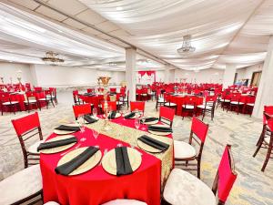 a large banquet hall with red tables and chairs at Lincoln Hotel Monterey Park Los Angeles in Monterey Park +201 photos