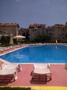 een groot zwembad met ligstoelen en parasols bij Apartments Bravo 1-Vichevi in Sunny Beach