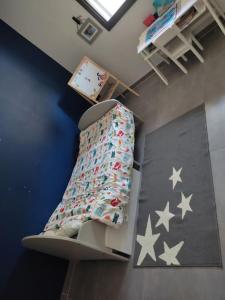 a room with a bunk bed in a room at Villa 110m2, 3 chambres, piscine. in Uchaud