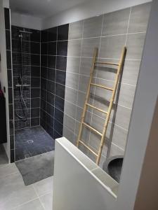 uma casa de banho com um chuveiro e 2 escadas de madeira em Villa 110m2, 3 chambres, piscine. em Uchaud