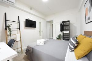 Telewizja i/lub zestaw kina domowego w obiekcie Nordik Apartments Village - Arroyo "Rovaniemi"