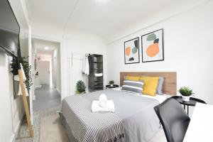 biała sypialnia z dużym łóżkiem i krzesłami w obiekcie Nordik Apartments Village - Arroyo "Rovaniemi" w mieście Benalmádena