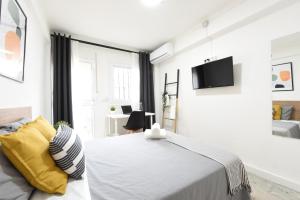 Telewizja i/lub zestaw kina domowego w obiekcie Nordik Apartments Village - Arroyo "Rovaniemi"