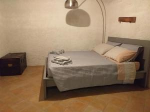 a bedroom with a bed with a lamp and a table at B&B CINGVLVM in Cingoli