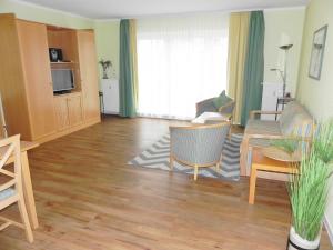een woonkamer met een bank en een tafel en stoelen bij Ferienwohnung 1 2 14 Inselstrand in Ahlbeck