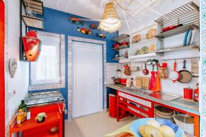 a kitchen with red and blue walls and a red counter at Tipsy Gipsy House in Dambani