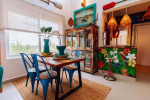 a dining room with a wooden table and chairs at Tipsy Gipsy House in Dambani