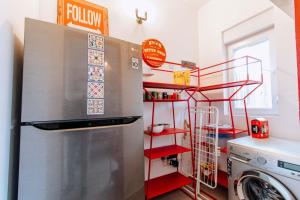 una cocina con lavadora y tendedero junto a una nevera en Tipsy Gipsy House en Dambani