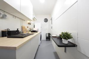kuchnia z białymi szafkami i czarnym blatem w obiekcie Nordik Apartments Village - Arroyo "Rovaniemi" w mieście Benalmádena +18 zdjęć