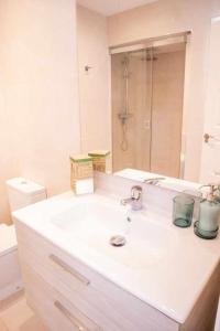 Un baño blanco con lavabo y ducha en Tetuan Boutique Apartment in Old Town Marbella, en Marbella 31 fotos más