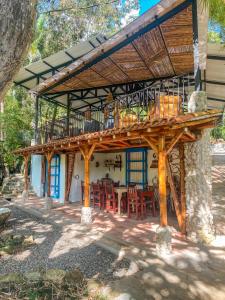 un edificio con terraza con mesa y sillas en Huitaca Ecohotel en Hispania