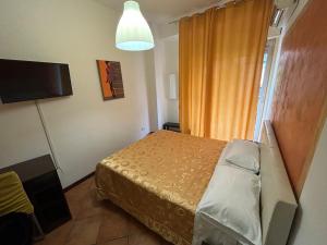 um quarto com uma cama e uma televisão em Bed and Breakfast Soleil em Caltanissetta