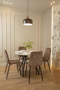 a dining room with a table and chairs at Comfort Apartament 27 in Durrës