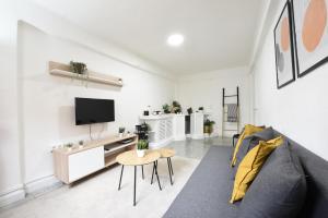 Telewizja i/lub zestaw kina domowego w obiekcie Nordik Apartments Village - Arroyo "Rovaniemi"