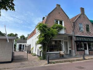 una vieja casa de ladrillo al lado de una calle en Ruim appartement met terras rustig gelegen, centrum Bergen, en Bergen