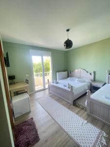 a bedroom with two beds and a window at HOTEL VILA TOSKA in Piskupat