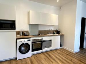 a kitchen with a washing machine and a dishwasher at LA PERLE BLEUE, Centre ville Valence,Proche gare in Valence