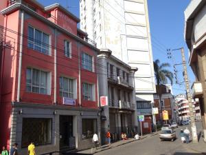 Radama Hotel في أنتاناناريفو: مبنى احمر على جانب شارع المدينة