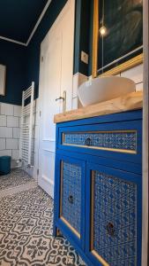 Loft Breton De Los Herreros في لوغرونيو: حمام مع خزانة زرقاء مع حوض