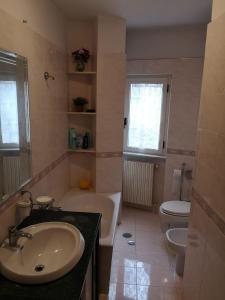 een badkamer met een wastafel, een bad en een toilet bij Casa Manzoni Abriola in Abriola