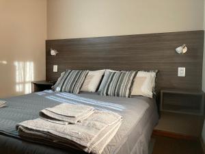 a bedroom with a bed with two towels on it at Paz y armonía cerca de todo in San Salvador de Jujuy