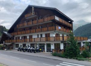 un gruppo di motociclette parcheggiate davanti a un edificio di Hotel Le Concorde a Morzine