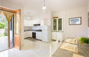 A kitchen or kitchenette at Cozy Home In Nicotera Marina With Kitchen