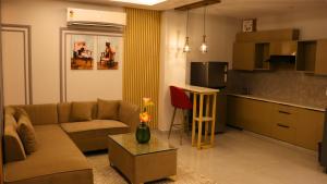 uma sala de estar com um sofá e uma mesa em AVA Hotels and Corporate Suites em Gurgaon