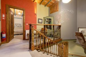 einen Flur mit Holztreppe und ein Zimmer in der Unterkunft Sakin Ev in Alacati