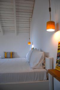 sypialnia z białym łóżkiem z 2 poduszkami w obiekcie Katelios Farm House Loft w mieście Kateleios