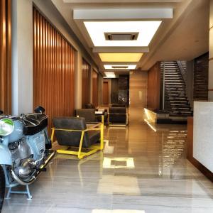 una hall con una moto parcheggiata al centro di Nur Hotel a Kaş