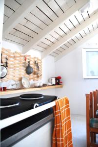 uma cozinha com uma placa de fogão preta num quarto em Katelios Farm House Loft em Kateleios